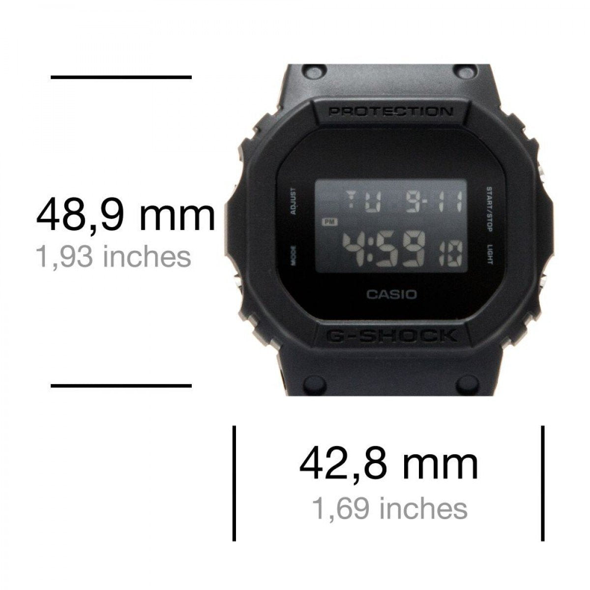 Abgebildet ist eine schwarze G-SHOCK Uhr von G-SHOCK mit einem rechteckigen Zifferblatt. Die Digitaluhr ist 48,9 mm hoch und 42,8 mm breit und verfügt über ein stoßfestes Design.