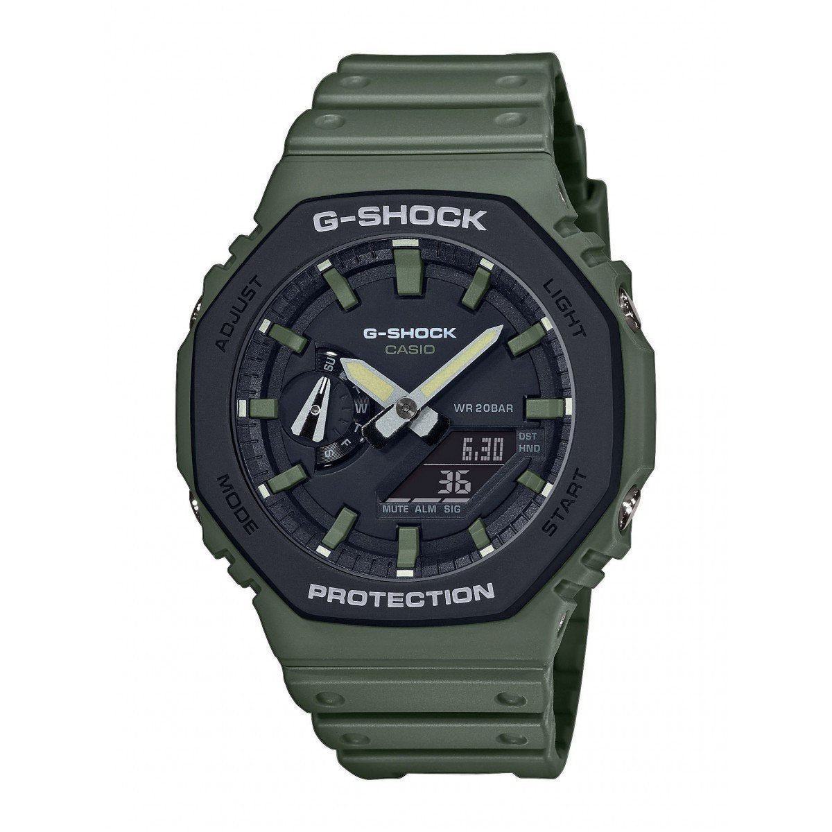Die grüne G-SHOCK Uhr mit rundem, schwarzem Zifferblatt verfügt über analoge und digitale Anzeigen sowie beschriftete Lünettenknöpfe für Einstellung, Modus, Licht und Start. Sie hat ein strukturiertes, mattes Band.
