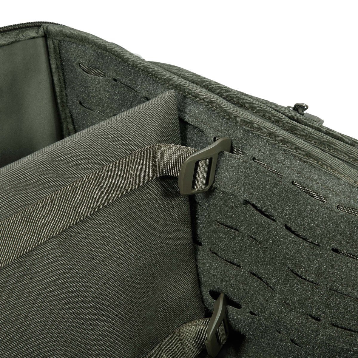 Nahaufnahme des Innenraums der STOIRM 50L Duffel Bag mit verstellbaren Riemen, MOLLE-Gewebe und einer gepolsterten Trennwand - alles in robustem olivgrünem Stoff. Wasserabweisende Reisetasche von STOIRM.