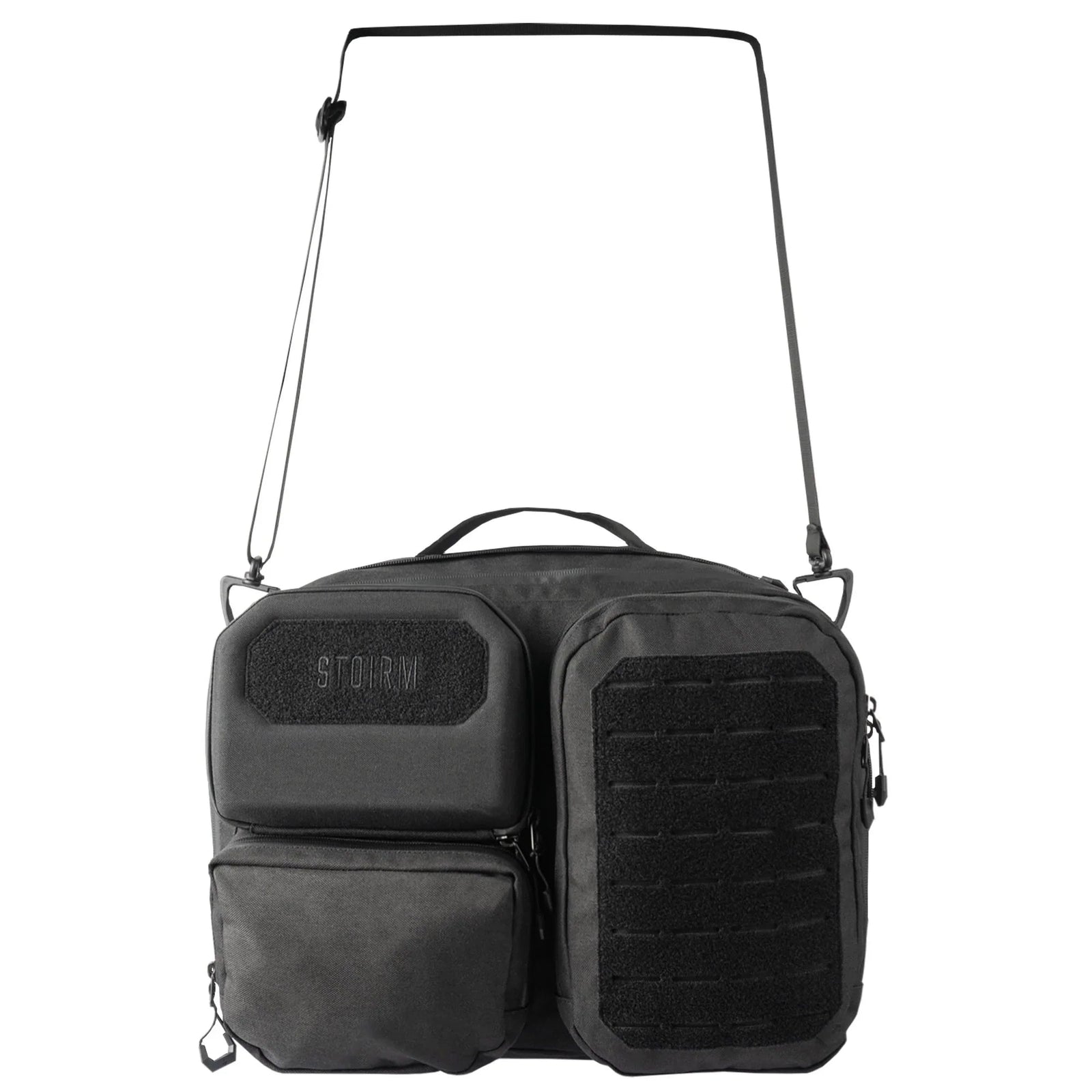 Die STOIRM Messenger Bag von STOIRM ist eine schwarze, rechteckige Tasche mit mehreren Reißverschlusstaschen, Klettverschlüssen auf der Vorderseite, einem verstellbaren Schultergurt, einem Tragegriff oben, einem 17-Zoll-Laptopfach und einem robusten, wasserdichten Design.