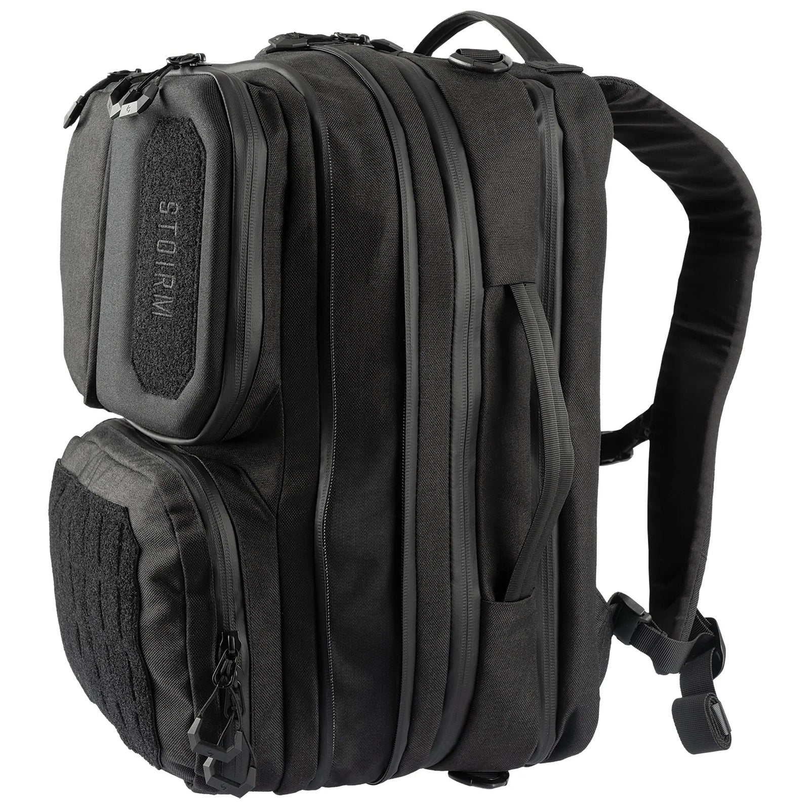 Die STOIRM Messenger Bag von STOIRM ist aufrecht vor einem weißen Hintergrund abgebildet. Sie verfügt über mehrere Fächer, robuste Reißverschlüsse, einen gepolsterten Schultergurt, eine strukturierte Vordertasche und ein 17-Zoll-Laptopfach mit wasserdichter Tasche.