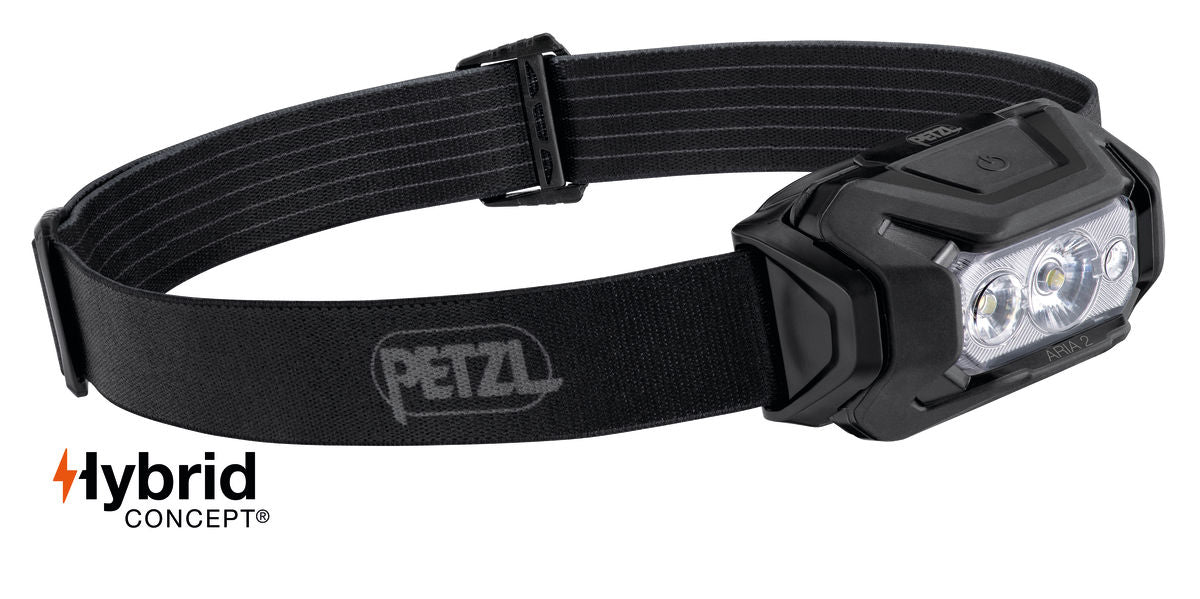 Eine schwarze PETZL ARIA® 2 RGB-Stirnlampe mit verstellbarem Gummiband und drei LEDs, die 450 Lumen bieten, wird auf weißem Hintergrund mit dem Hybrid Concept-Logo in der Ecke gezeigt.