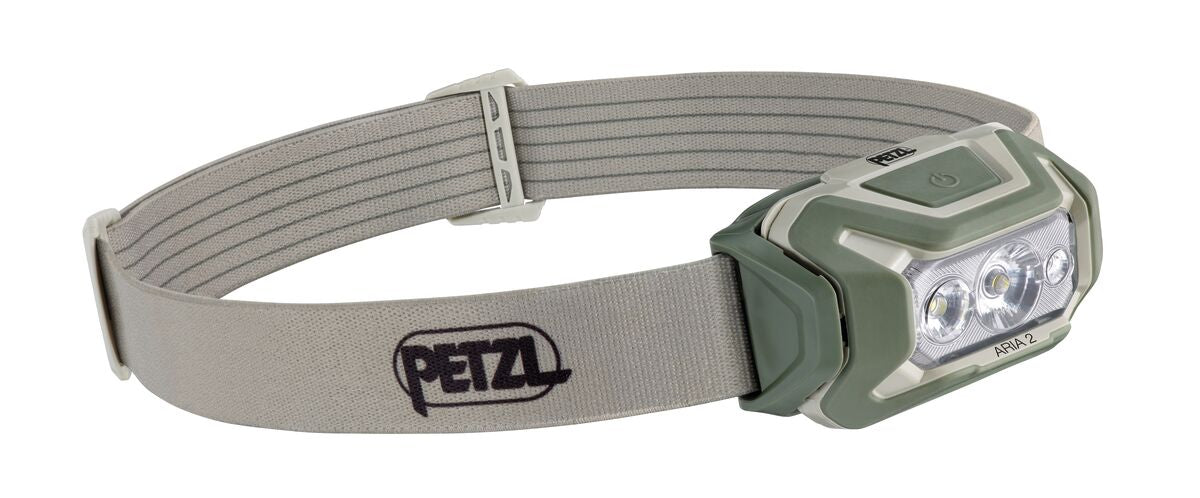 Die PETZL Petzl Kopflampe ARIA® 2 RGB ist eine grau-grüne Stirnlampe mit drei LEDs und einem verstellbaren Gummiband, die für eine freihändige Beleuchtung im Freien konzipiert ist.