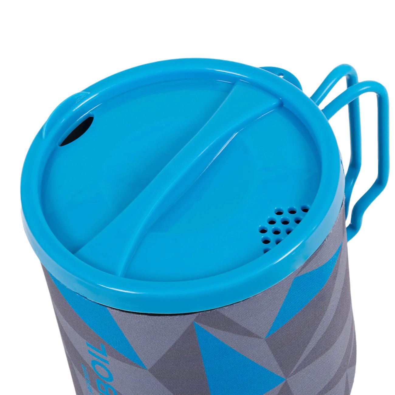 Eine Nahaufnahme des blauen Kunststoffdeckels eines HIGHLANDER FORCES Highlander Camping Gaskocher Blade Fast Boil 3, der für den Campinggebrauch entwickelt wurde, mit einer Schlucköffnung, Belüftungslöchern und einem stabilen Griff in einem grauen und blauen geometrischen Muster.