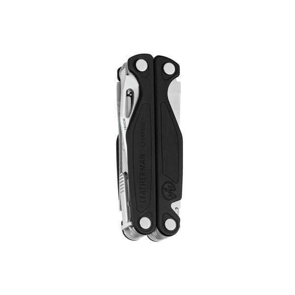 Ein geschlossenes LEATHERMAN CHARGE PLUS Multitool mit schwarzen und silbernen Griffen wird von der Seite gezeigt, wobei ein Teil des Clips und die gefalteten Werkzeugkanten hervorgehoben werden.