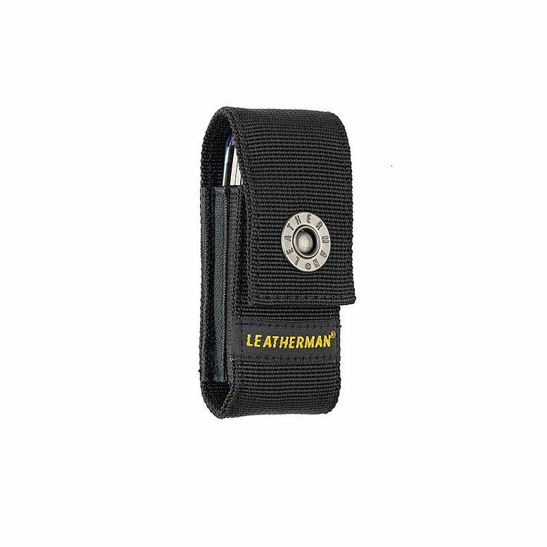 Ein schwarzes LEATHERMAN Nylon-Etui mit Schnappverschluss und gelbem Branding, das Ihr Leatherman CHARGE PLUS Multitool sicher hält und schützt.