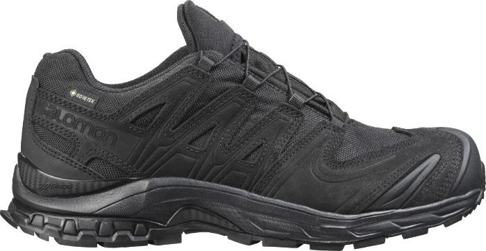 Der Salomon XA FORCES GTX - Black von SALOMON FORCES ist ein niedrig geschnittener, robuster Schuh mit einem Obermaterial aus Mesh und Synthetik plus Gore-Tex für wasserdichten, atmungsaktiven Komfort - ideal als taktischer Einsatzstiefel für den Outdoor-Einsatz.
