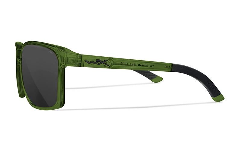 Die Wiley X Sonnenbrille ALFA ist eine grüne, rechteckige Sonnenbrille mit schwarzen Gläsern, schwarzen Akzenten an den Bügeln, WX-Logo und CAPTIVATE POLARIZED Text. Bietet 100% UVA/UVB-Schutz. Abgebildet auf weißem Hintergrund. Marke: WILEY X.