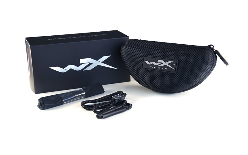 Auf weißem Hintergrund sind ein Etui, eine Box, ein Reinigungstuch und ein Nackenband der Marke WILEY X abgebildet - ideales Zubehör für Ihre Wiley X Sonnenbrille ALFA mit 100% UVA/UVB-Schutz.