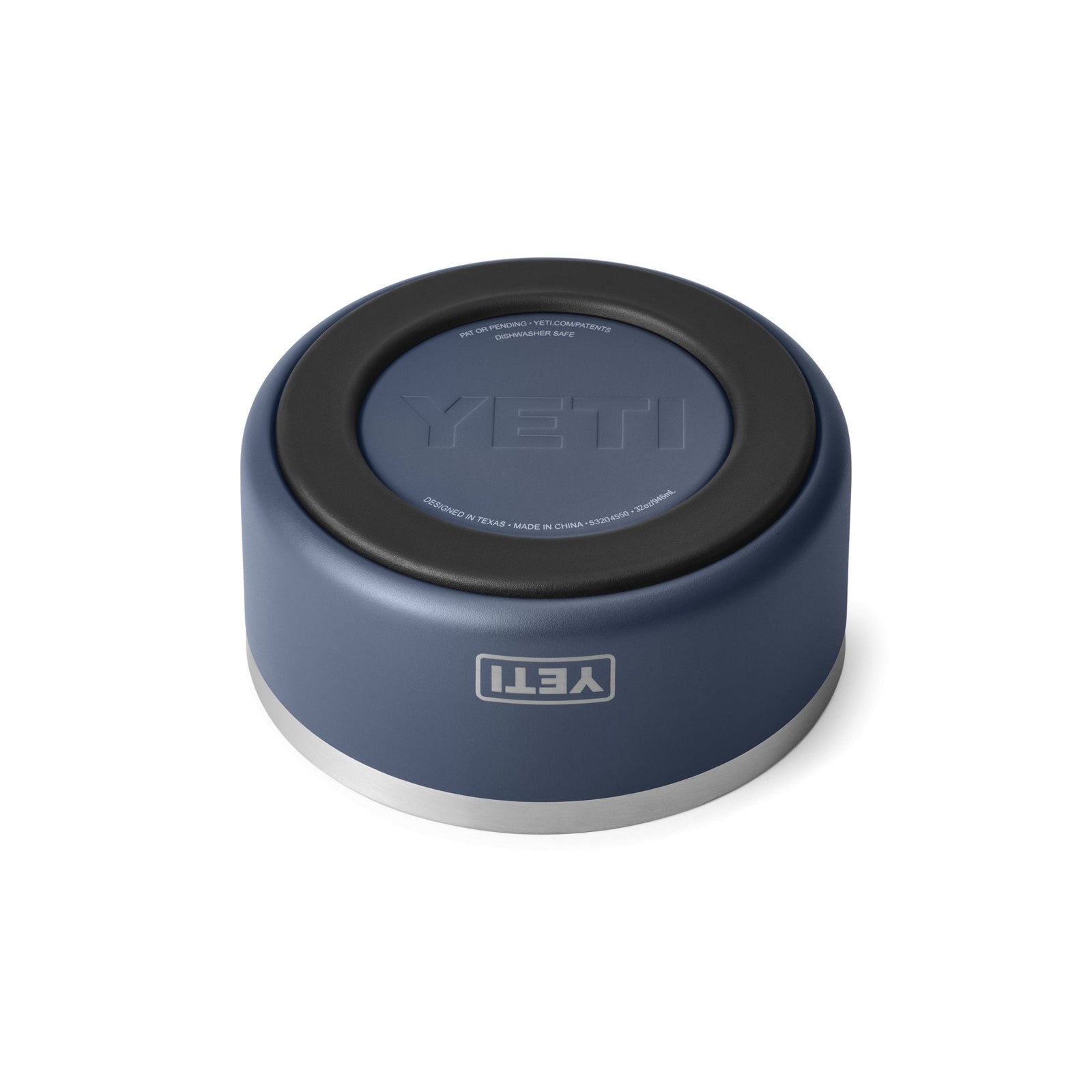 Ein blauer Yeti Rambler Becherdeckel, der auf dem Kopf stehend auf weißem Hintergrund abgebildet ist, hat eine schwarze Gummimitte und eine Edelstahleinfassung - ähnlich wie der YETI® Hundenapf Boomer™ 4 - Navy von YETI.