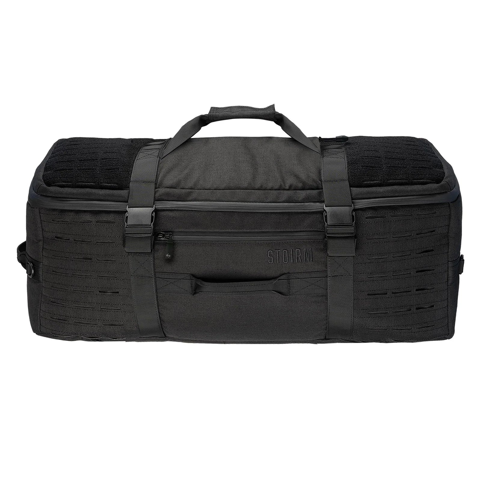 Die STOIRM 50L Duffel Bag ist eine große schwarze, rechteckige Reisetasche mit mehreren Griffen, Außenriemen und einer Reißverschlusstasche auf der Vorderseite. Diese robuste, wasserabweisende Tasche von STOIRM ist ideal für den harten Einsatz oder für Reisen.