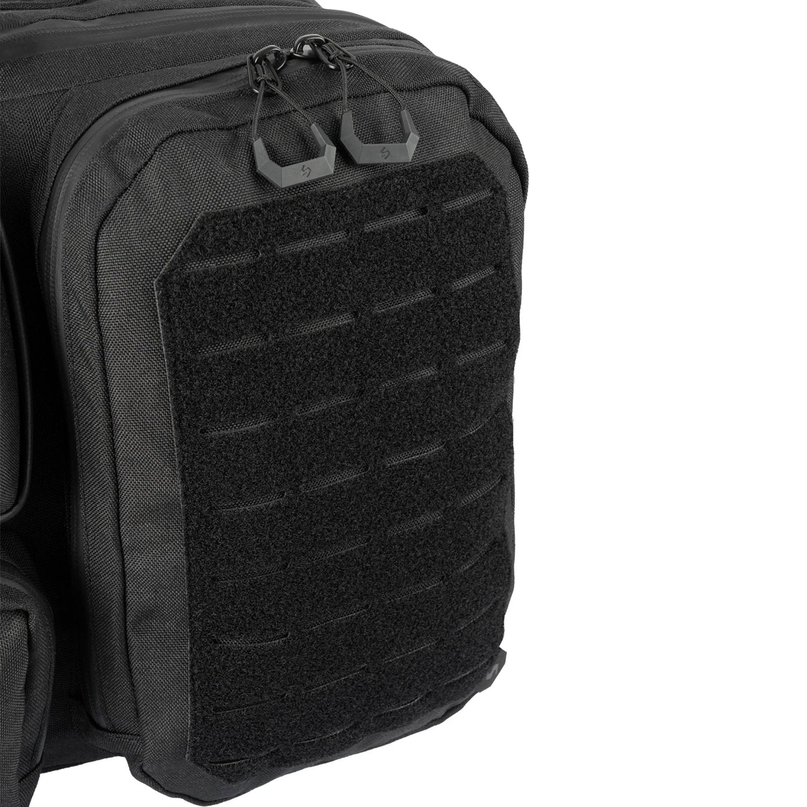Nahaufnahme der STOIRM Messenger Bag von STOIRM in Schwarz mit robusten Reißverschlüssen, einer großen Klettverschlussplatte mit horizontalen Schlitzen zur Befestigung von Aufnähern oder Ausrüstung, einem geräumigen 17"-Laptopfach und wasserabweisendem, strapazierfähigem Material.