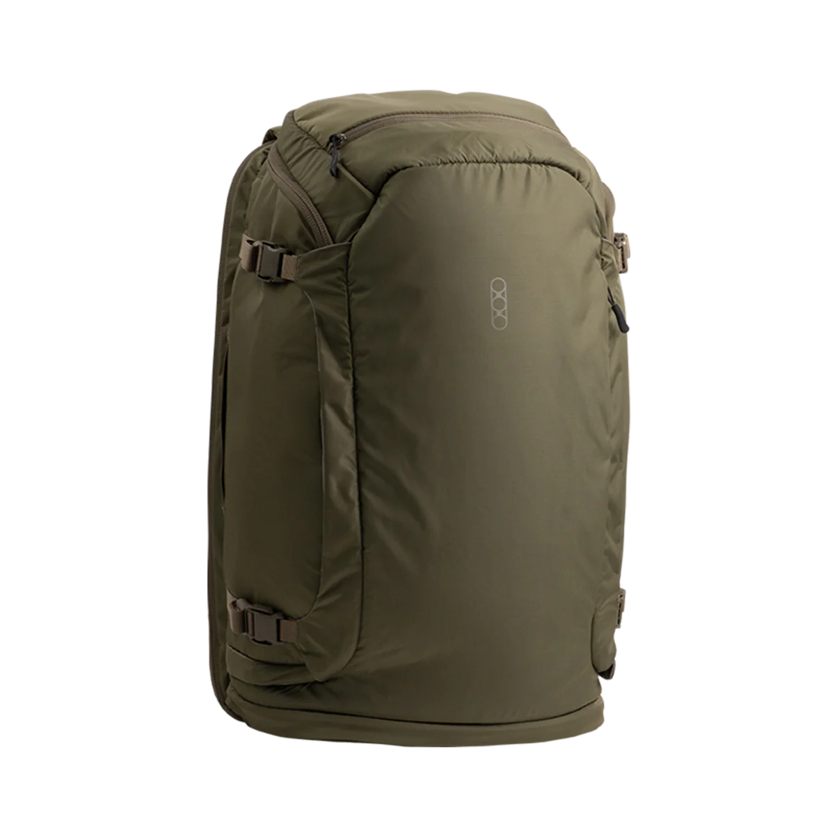 Der olivgrüne EBERLESTOCK Fade Adapt taktische Rucksack verfügt über mehrere Fächer, seitliche Schnallen, einen oberen Reißverschluss, ein ausklappbares Scabbard und ein dezentes Frontlogo. Er steht aufrecht auf einem schlichten weißen Hintergrund.