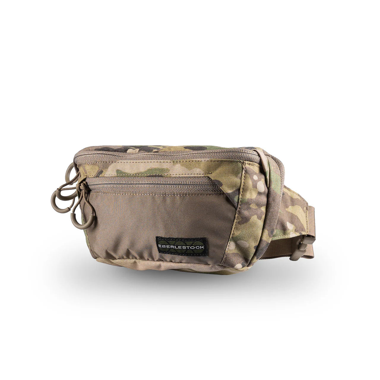Die EBERLESTOCK Bando Bag Standard ist eine Multicam Umhängetasche mit mehreren Reißverschlussfächern, einem schwarzen Eberlestock-Logoaufnäher auf der Vorderseite und einem verdeckten CCW-Fach, abgebildet auf weißem Hintergrund.