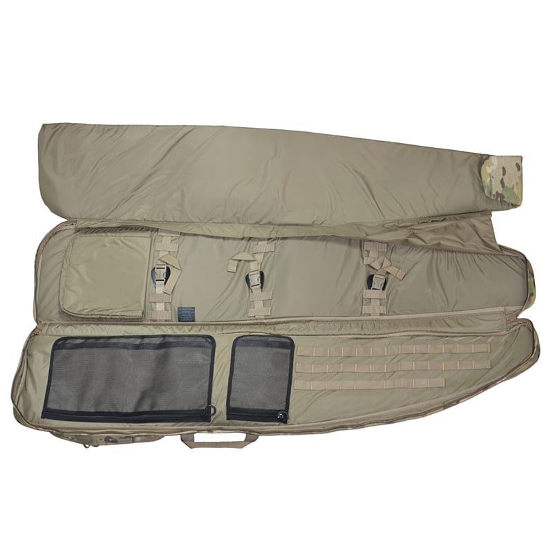 Die EBERLESTOCK Sniper Sled Drag Bag 52" in Hellbraun ist geöffnet und zeigt Innenfächer, Netztaschen, Schnallenriemen und MOLLE-Gewebe für die Ausrüstung. Auf der Außenseite befindet sich ein Abschnitt mit Camouflage-Muster.