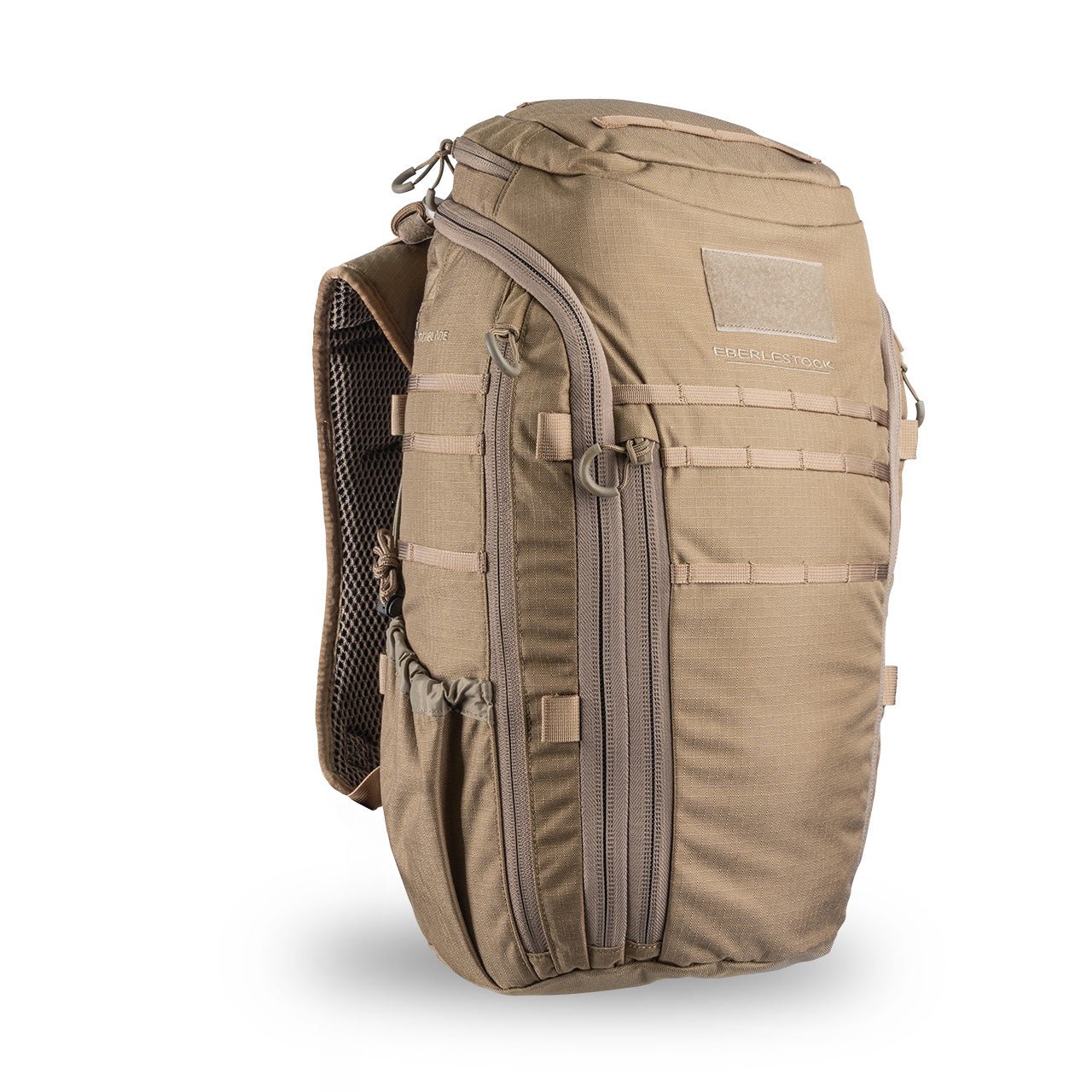 Der EBERLESTOCK Switchblade Pack ist ein hellbrauner taktischer Rucksack aus 500D-Nylon mit mehreren Reißverschlussfächern, MOLLE-Gewebe, gepolsterten Schultergurten und einem Griff an der Oberseite, abgebildet auf weißem Hintergrund.