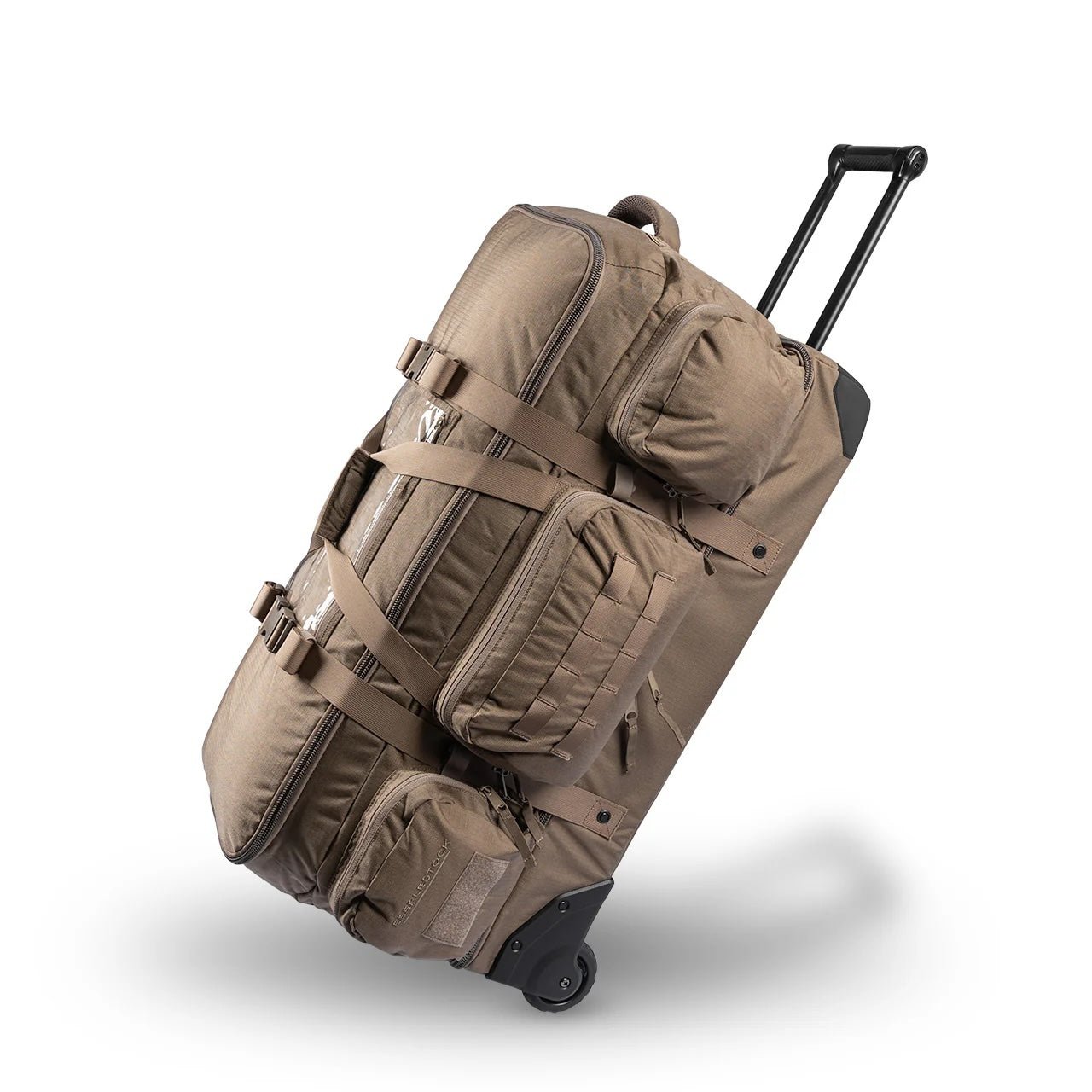 Die EBERLESTOCK Atlas Duffel, eine große, hellbraune Reisetasche mit mehreren Reißverschlussfächern und Gurten, steht auf zwei Rädern, der schwarze Teleskopgriff ist zum Ziehen ausgezogen.