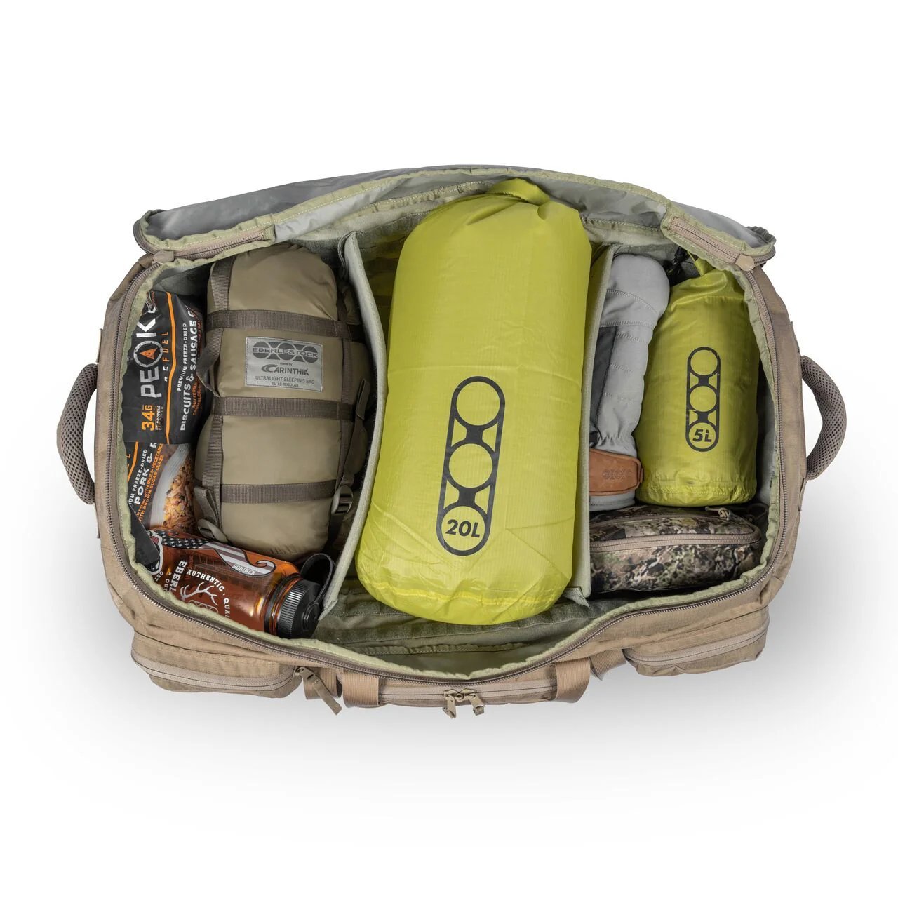 Ein EBERLESTOCK Atlas Duffel, gepackt mit gerollter Kleidung, zwei grünen 20-Liter- und 5-Liter-Trockenbeuteln, Stiefeln und Outdoor-Ausrüstung, die ordentlich im Inneren organisiert ist.