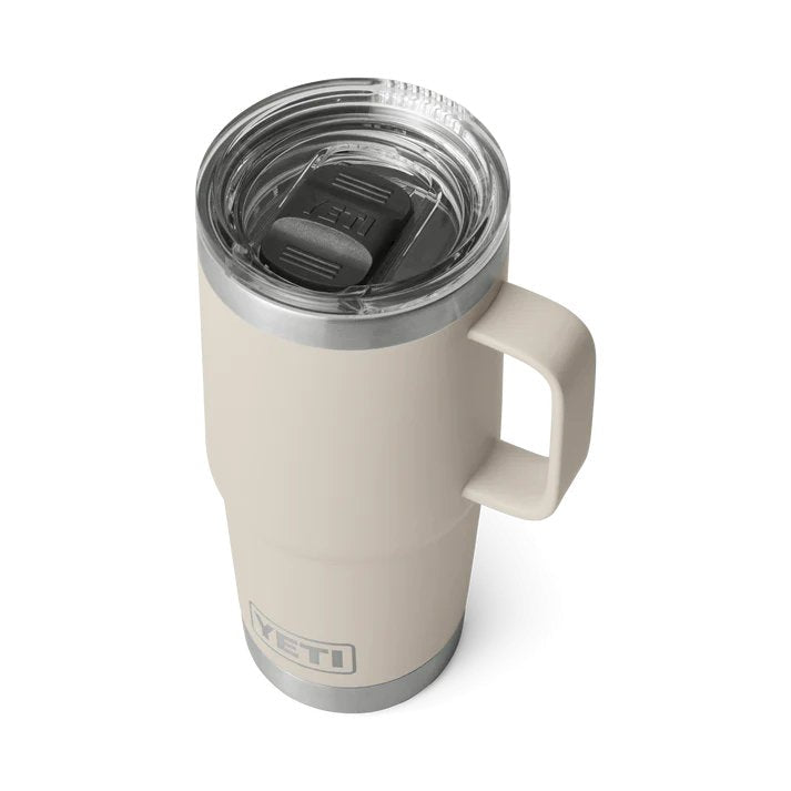 Der YETI® Reisebecher Rambler 20 Oz - Cape Taupe mit Griff und auslaufsicherem Deckel wird vor einem weißen Hintergrund dargestellt.