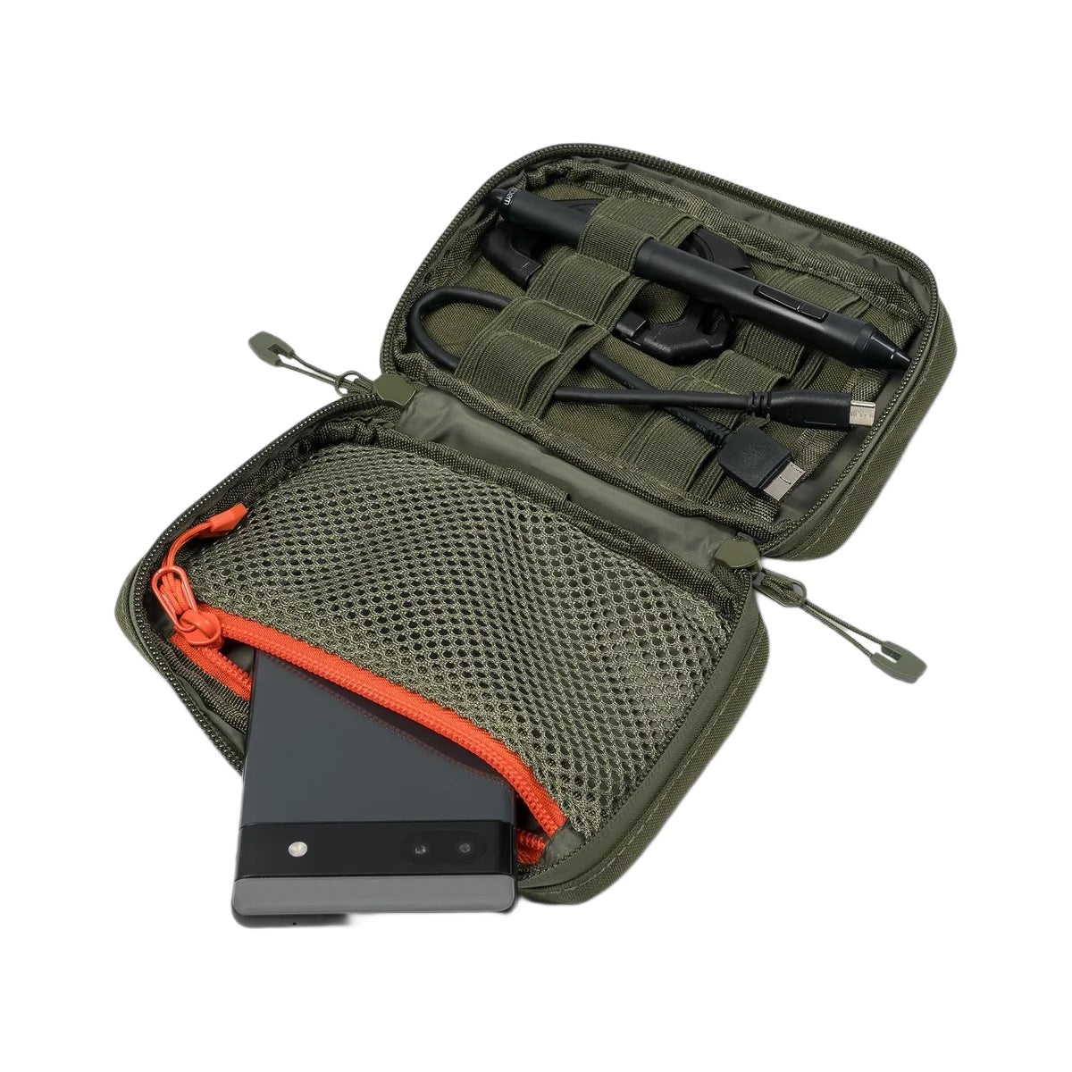 Eine grüne STOIRM Small Pouch V.2 ist geöffnet und zeigt eine Netztasche mit einem Smartphone und elastischen Schlaufen, die einen Stift, ein Ladekabel und einen USB-Adapter organisieren - perfekt als abnehmbare Tasche zur ordentlichen Aufbewahrung.
