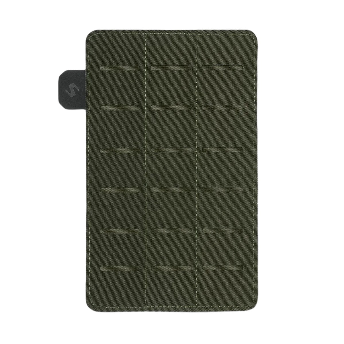 Das STOIRM Large Molle Panel von STOIRM ist ein rechteckiges olivgrünes Panel mit mehreren horizontalen Schlitzreihen und einem kleinen schwarzen Schild mit weißem S am linken Rand, das auf weißem Hintergrund abgebildet ist.