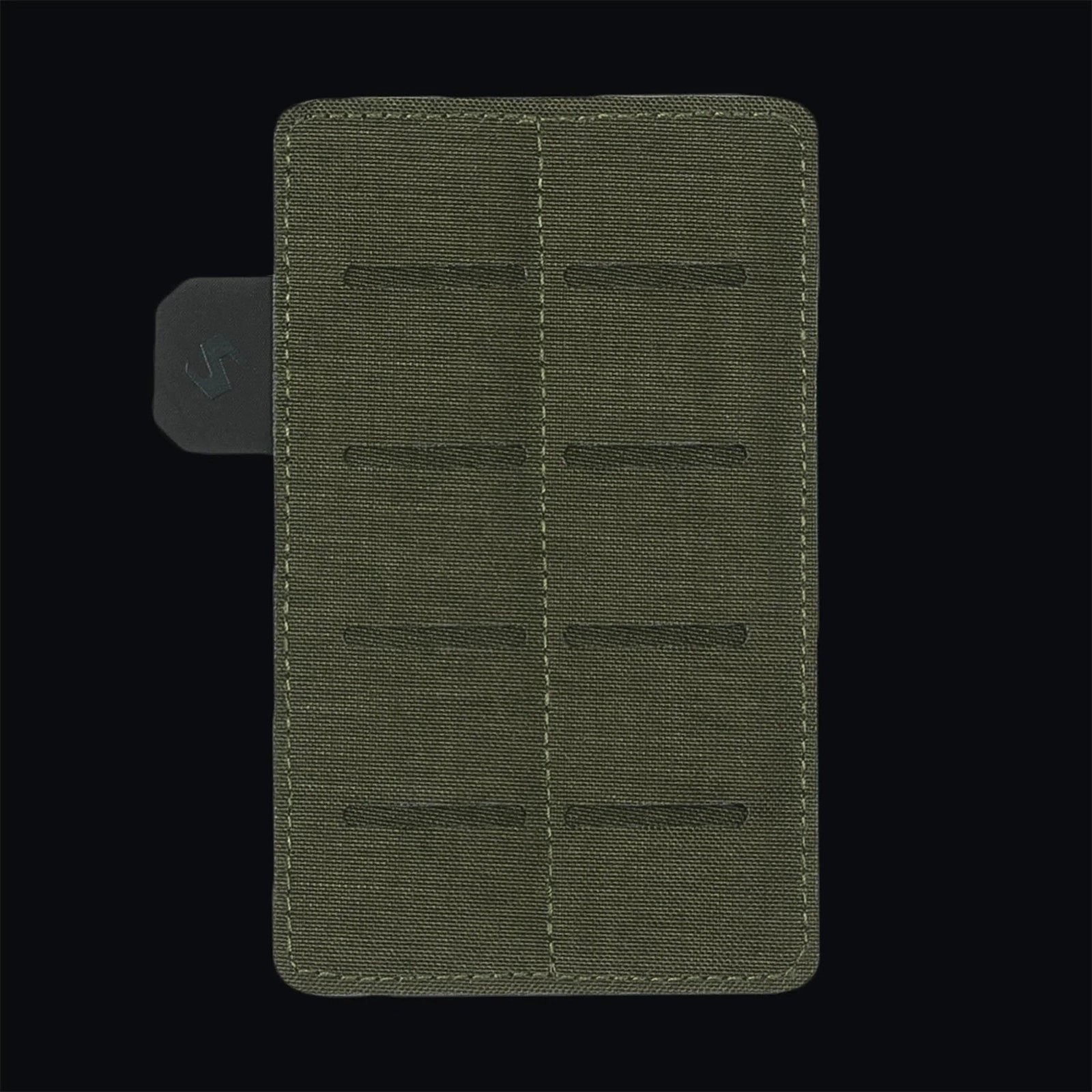 Das STOIRM Small Molle Panel ist ein rechteckiger olivgrüner Stoffaufnäher mit sechs horizontalen Schlitzen, zwei vertikalen genähten Linien und einer kleinen schwarzen Lasche auf der linken Seite auf schwarzem Hintergrund.