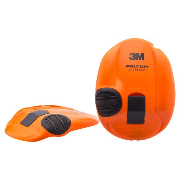 Zwei orangefarbene 3M Peltor Gehörschutz SportTac Ohrmuscheln mit schwarzen Bedienelementen sind abgebildet, eine aufrecht und eine flach, um das ergonomische Design für optimalen Gehörschutz bei der Jagd zu demonstrieren.
