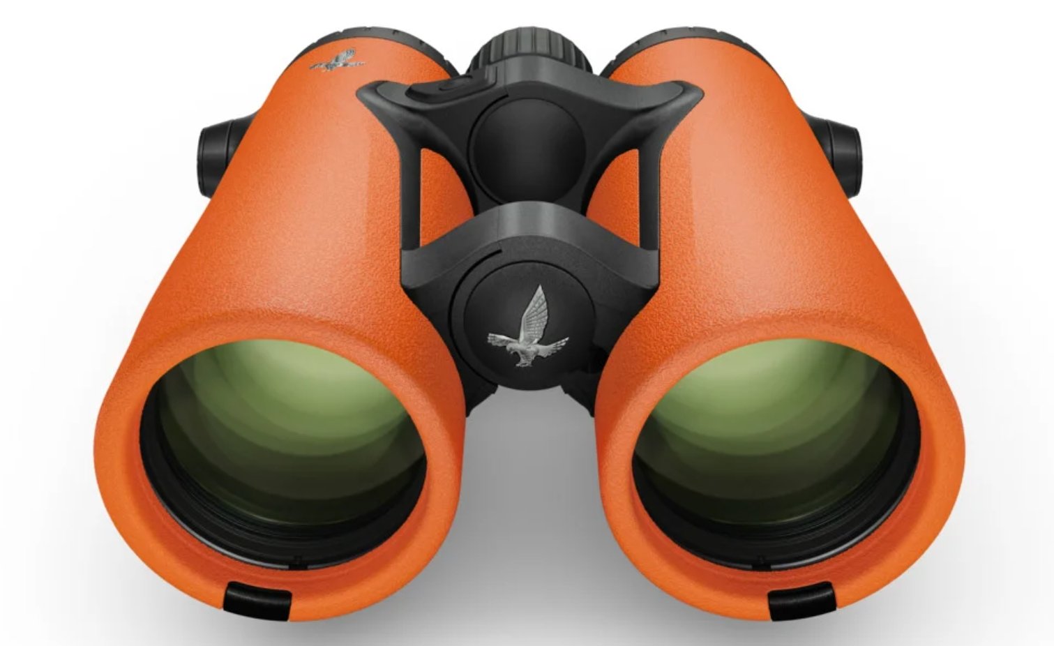 Nahaufnahme des SWAROVSKI OPTIK Fernglas EL Range 8x42 TA. Hervorzuheben sind die großen Objektivlinsen, die schwarzen und grünen Akzente, das strukturierte Gehäuse und das integrierte Entfernungsmesser, das dem Betrachter zugewandt ist.