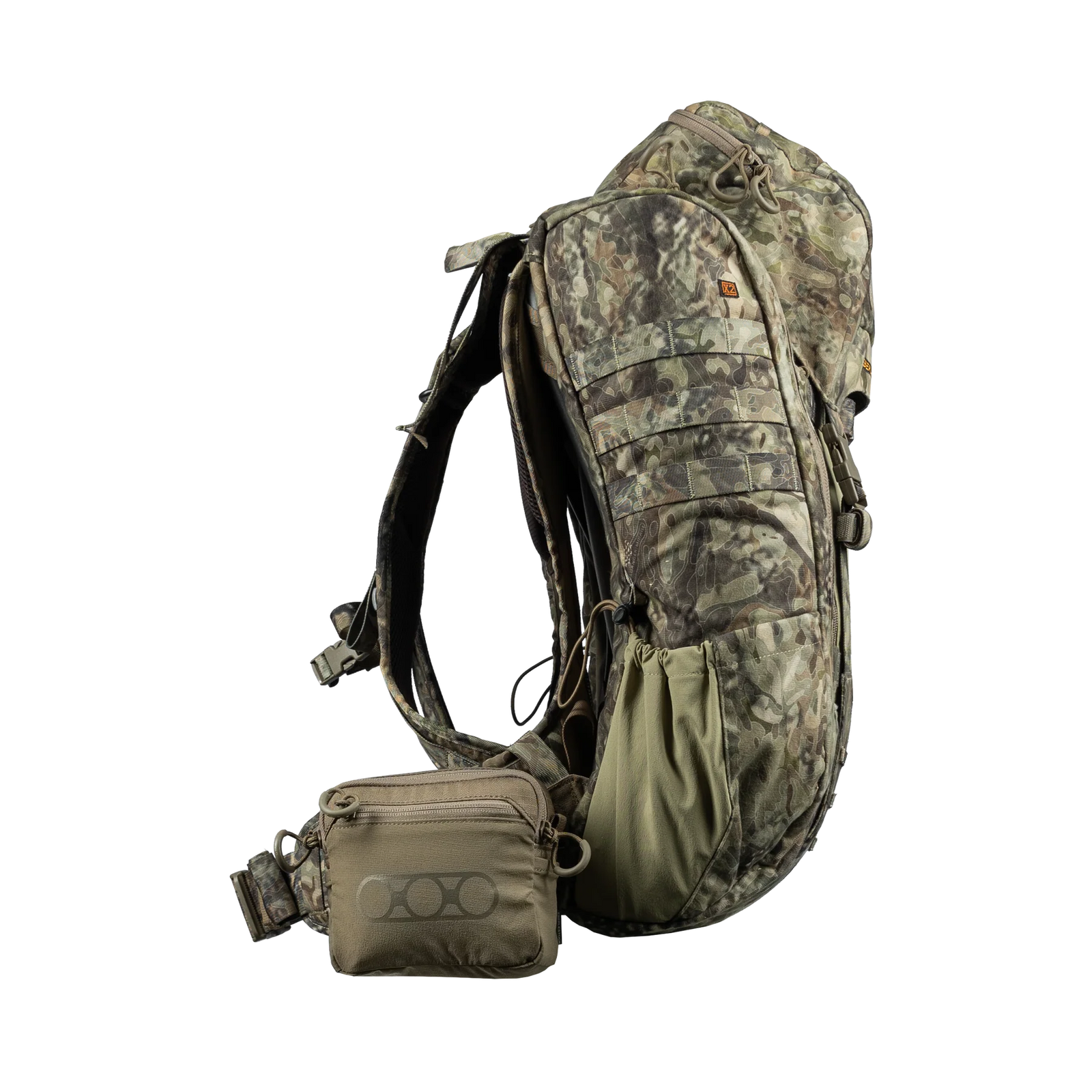 Ein EBERLESTOCK Rucksack mit robustem 500D Cordura-Nylon, Tarnmuster, gepolsterten Gurten, mehreren Fächern und einer angebrachten Eberlestock Allzweck-Tasche Small ist aufrecht vor einem schlichten weißen Hintergrund abgebildet.