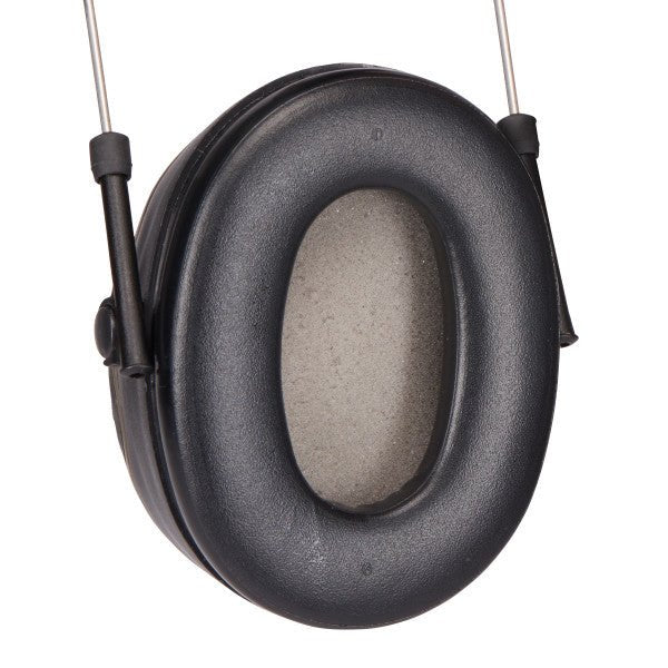 Nahaufnahme eines einzelnen schwarzen ovalen Ohrpolsters mit Schaumstoff, befestigt an dünnen Metalldrähten, isoliert auf Weiß - ideal als schallpegelabhängiger Gehörschutz für die Jagd. Produkt: 3M Peltor Gehörschutz SportTac.