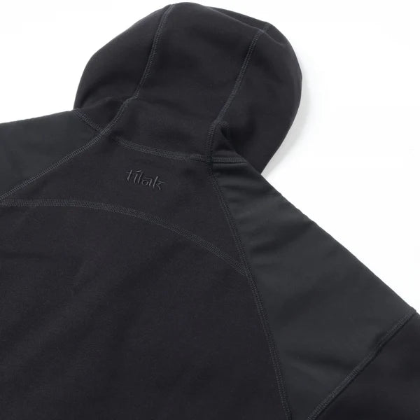 Eine Nahaufnahme des Rückens und der Schulter des coyote Tilak Femund MiG Hoody von TILAK MILITARY GEAR. Zu sehen sind verstärkte Einsätze, Polartec Power Stretch-Gewebe und der Markenname, der in der Nähe der Schulter aufgestickt ist.