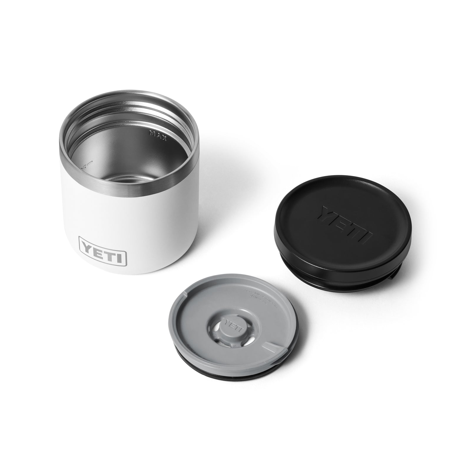 Der YETI® Isolierter Essensbehälter Rambler 8 oz - White ist mit zwei Deckeln - einem schwarzen Schraubdeckel und einem grauen Deckel mit klarer Öffnung - vor einem weißen Hintergrund abgebildet.