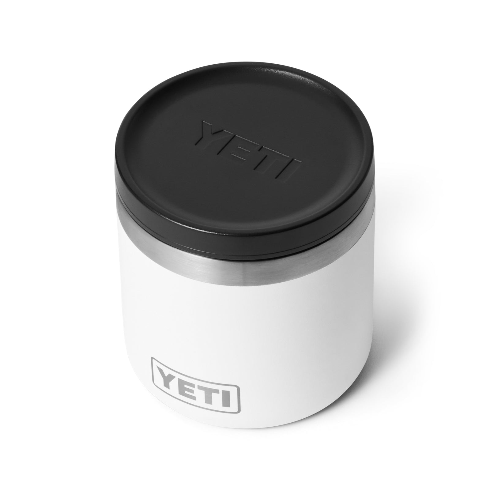 Der YETI® Isolierter Essensbehälter Rambler 8 oz in Weiß ist ein Essensbehälter aus Edelstahl mit einem schwarzen Deckel. Beide tragen das YETI-Logo, und das schlanke, moderne Design sorgt für eine stilvolle Aufbewahrung Ihrer Mahlzeiten.