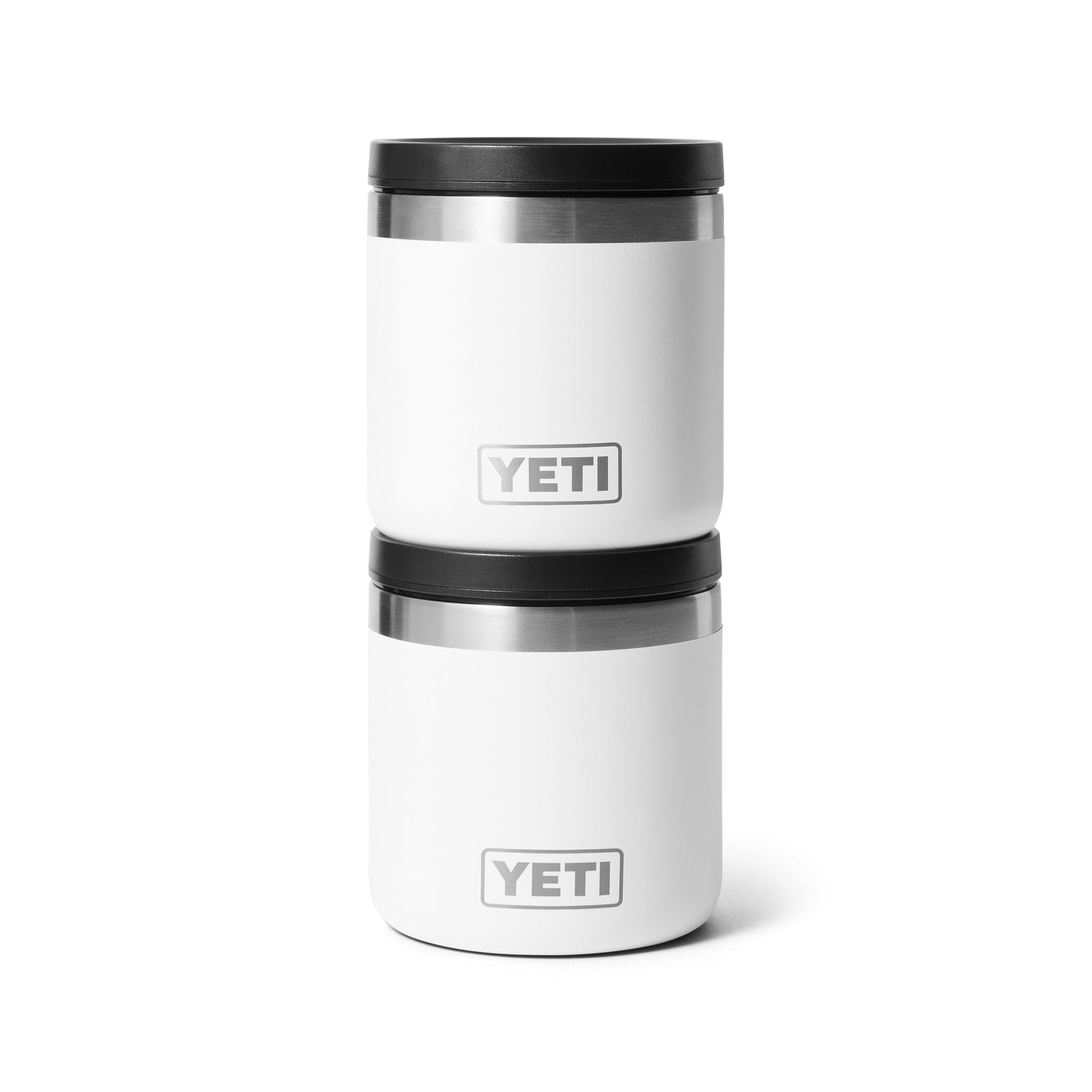 Zwei weiße YETI® Isolierter Essensbehälter Rambler 8 oz, jeweils mit schwarzem Deckel und Edelstahleinfassung, sind vertikal mit dem YETI-Logo auf der Vorderseite vor einem schlichten weißen Hintergrund gestapelt.