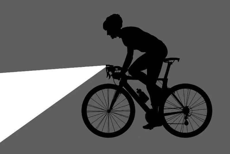 Eine Silhouette, die mit einer Nordride Clipleuchte Scout von NORDRIDE auf dem Fahrrad unterwegs ist, wirft einen hellen Lichtstrahl nach vorne, ideal für die Beleuchtung im Freien, vor einem grauen Hintergrund.