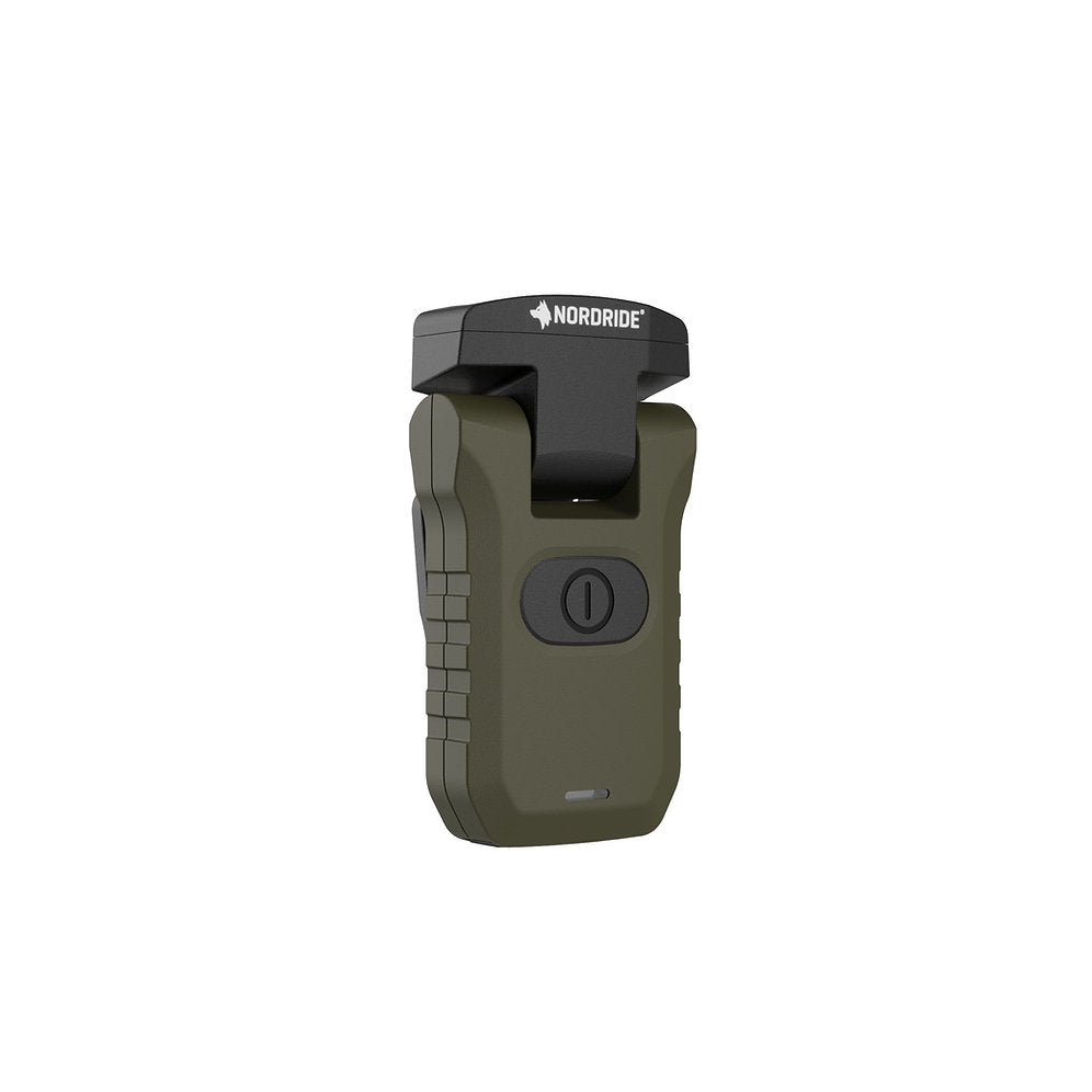 Die NORDRIDE Clipleuchte Scout ist eine robuste, olivgrüne Clipleuchte mit schwarzem Clip und zentralem Knopf, ideal für die Außenbeleuchtung und vollständig wiederaufladbar, isoliert auf weißem Hintergrund dargestellt.