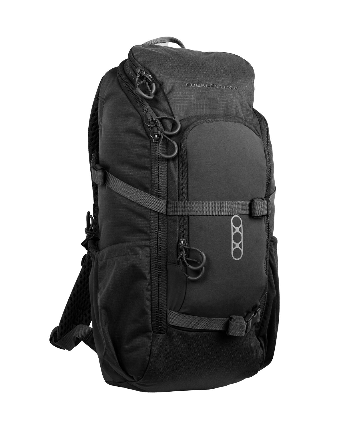 Der EBERLESTOCK Brute Scout ist ein robuster schwarzer Tagesrucksack mit mehreren Reißverschlussfächern, verstellbaren Gurten und Seitentaschen. Er steht aufrecht vor weißem Hintergrund; Logo und Schlaufen sind gut sichtbar.