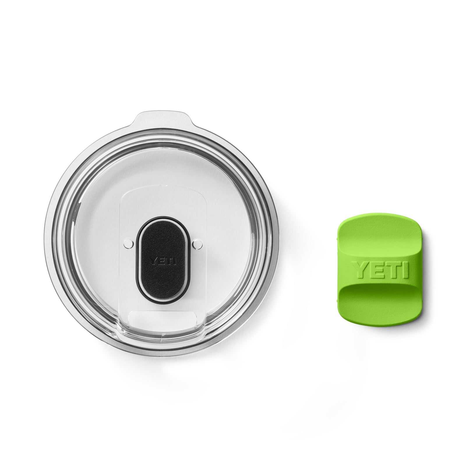 Ein durchsichtiger, runder YETI Becherdeckel mit einem schwarzen Magslider ist neben einem leuchtend grünen YETI® Magslider Pack - Venom abgebildet, beide auf weißem Hintergrund - ideales Zubehör für die individuelle Gestaltung Ihrer YETI Trinkgefäße.