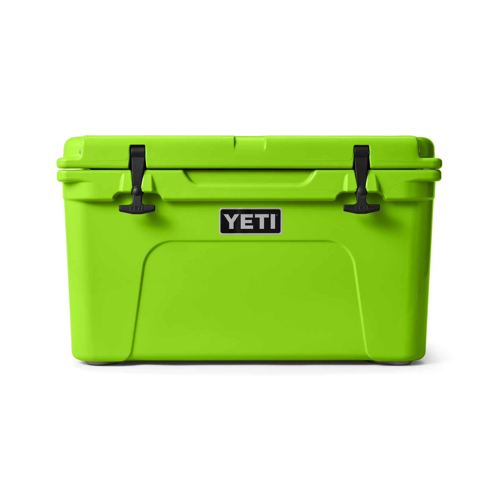 Die YETI® Kühlbox Tundra 45 - Venom zeichnet sich durch ein leuchtend grünes, rechteckiges Design, schwarze Verschlüsse und ein schwarz-weißes YETI-Logo auf der Vorderseite aus, das ihre robuste Konstruktion vor einem schlichten weißen Hintergrund hervorhebt.
