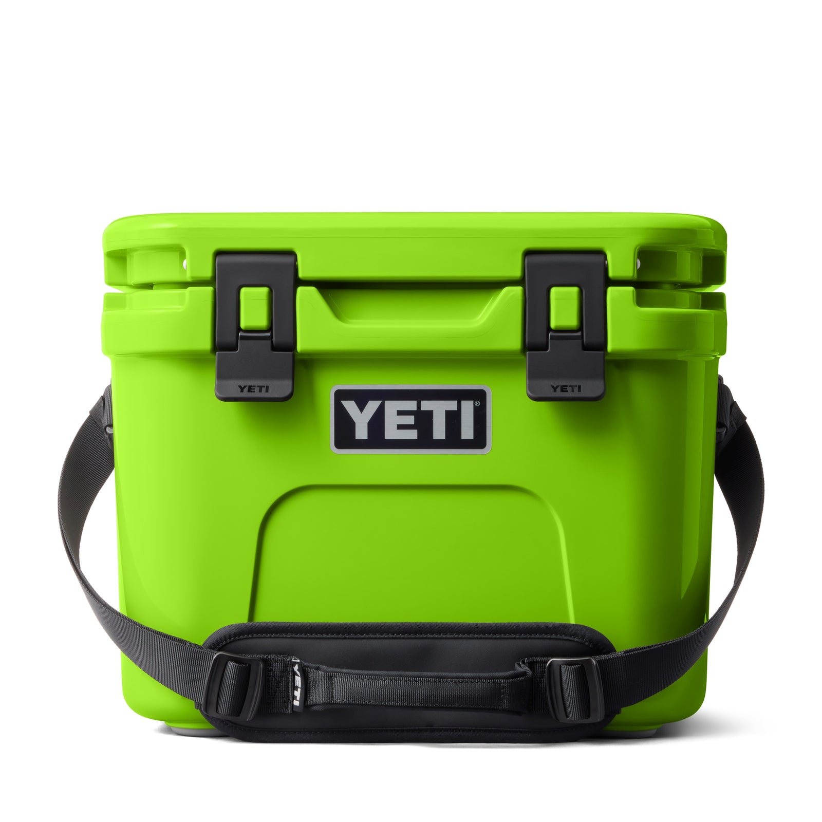 Die YETI® Kühlbox Roadie 15 - Venom in leuchtendem Grün mit schwarzen Verschlüssen und einem Gurt auf weißem Grund - ideal als robuste Outdoor-Kühlbox für jedes Abenteuer.