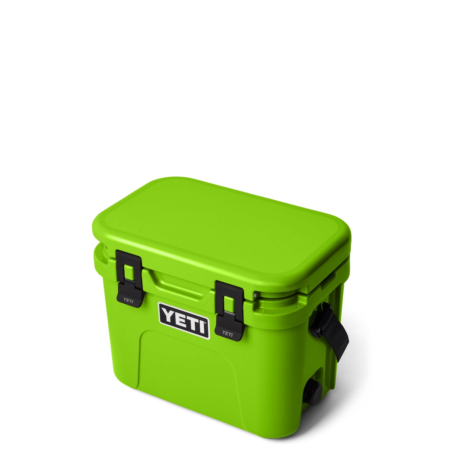 Die YETI® Kühlbox Roadie 15 - Venom ist eine leuchtend grüne, rechteckige Kühlbox mit schwarzen Verschlüssen, einem seitlichen Griff und dem YETI-Logo auf der Vorderseite. Diese robuste Kühlbox ist geschlossen und vor einem weißen Hintergrund abgebildet.