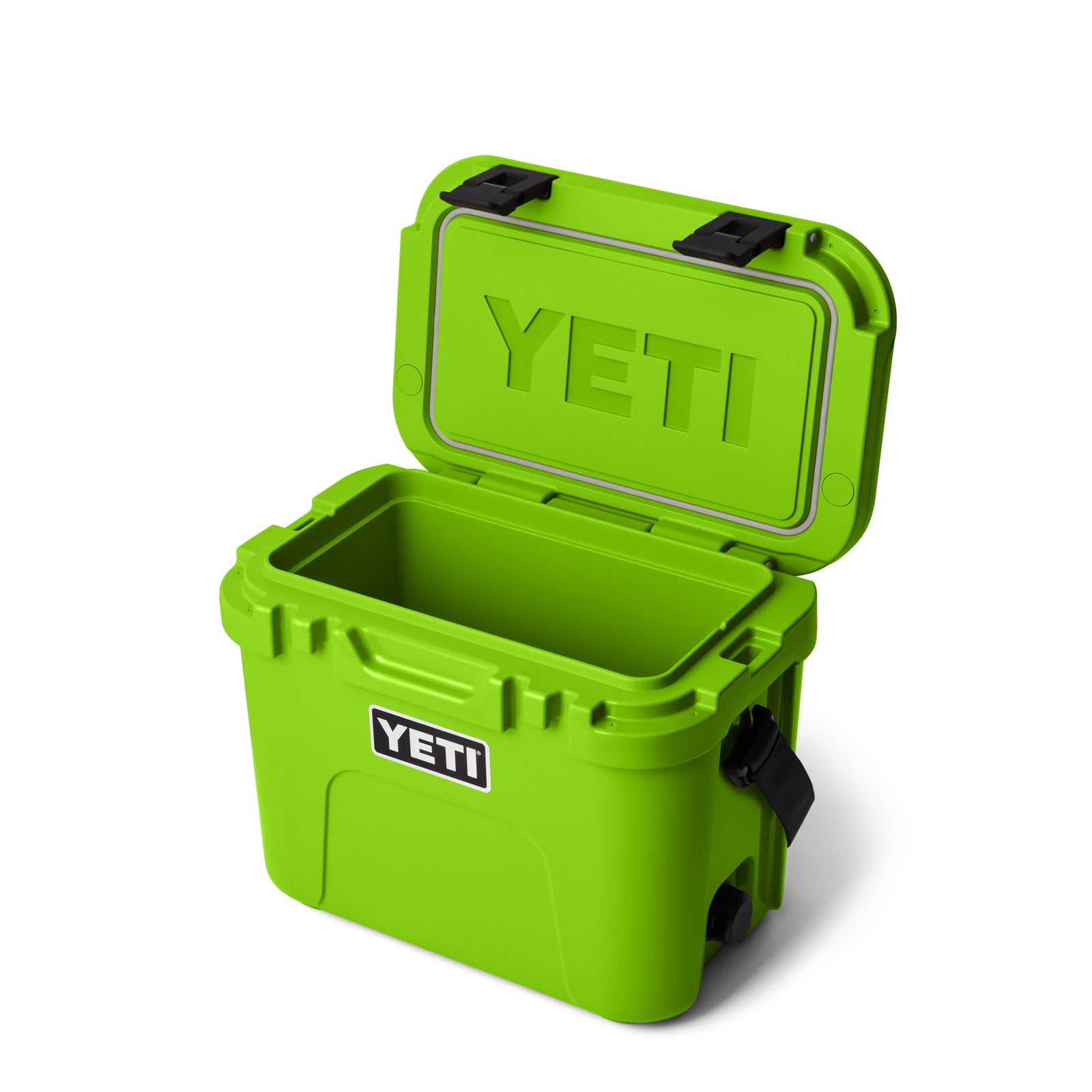Die YETI® Kühlbox Roadie 15 - Venom in leuchtendem Grün verfügt über einen geöffneten Deckel, der den leeren Innenraum zeigt, mit dem YETI-Logo auf der Vorderseite und der Innenseite des Deckels sowie haltbaren schwarzen Verschlüssen und Griffen, die ihr robustes Design unterstreichen.