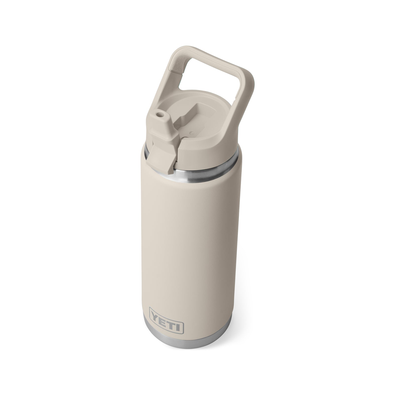 Eine YETI® Flasche Rambler 26 Oz Straw in Cape Taupe mit doppelwandiger Vakuumisolierung, großem Griff und Trinkhalm-Deckel aus Edelstahl - schräg von oben vor weißem Hintergrund.