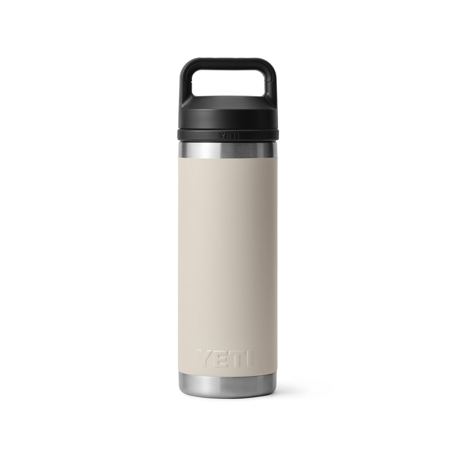 Die YETI® Flasche Rambler 18 Oz in Cape Taupe aus Edelstahl mit doppelwandiger Vakuumisolierung und schwarzem Henkeldeckel steht aufrecht vor weißem Hintergrund. Das YETI-Logo befindet sich am unteren Rand der auslaufsicheren Flasche.
