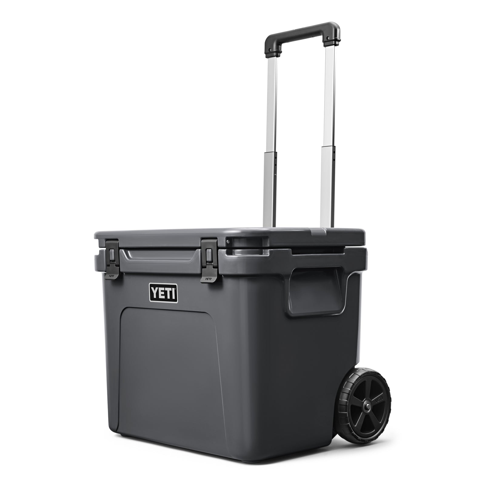 Die YETI® Kühlbox Roadie 60 in Charcoal verfügt über robuste Räder, einen verlängerten Teleskopgriff und seitliche Griffe - perfekt für den einfachen Transport und Outdoor-Abenteuer.