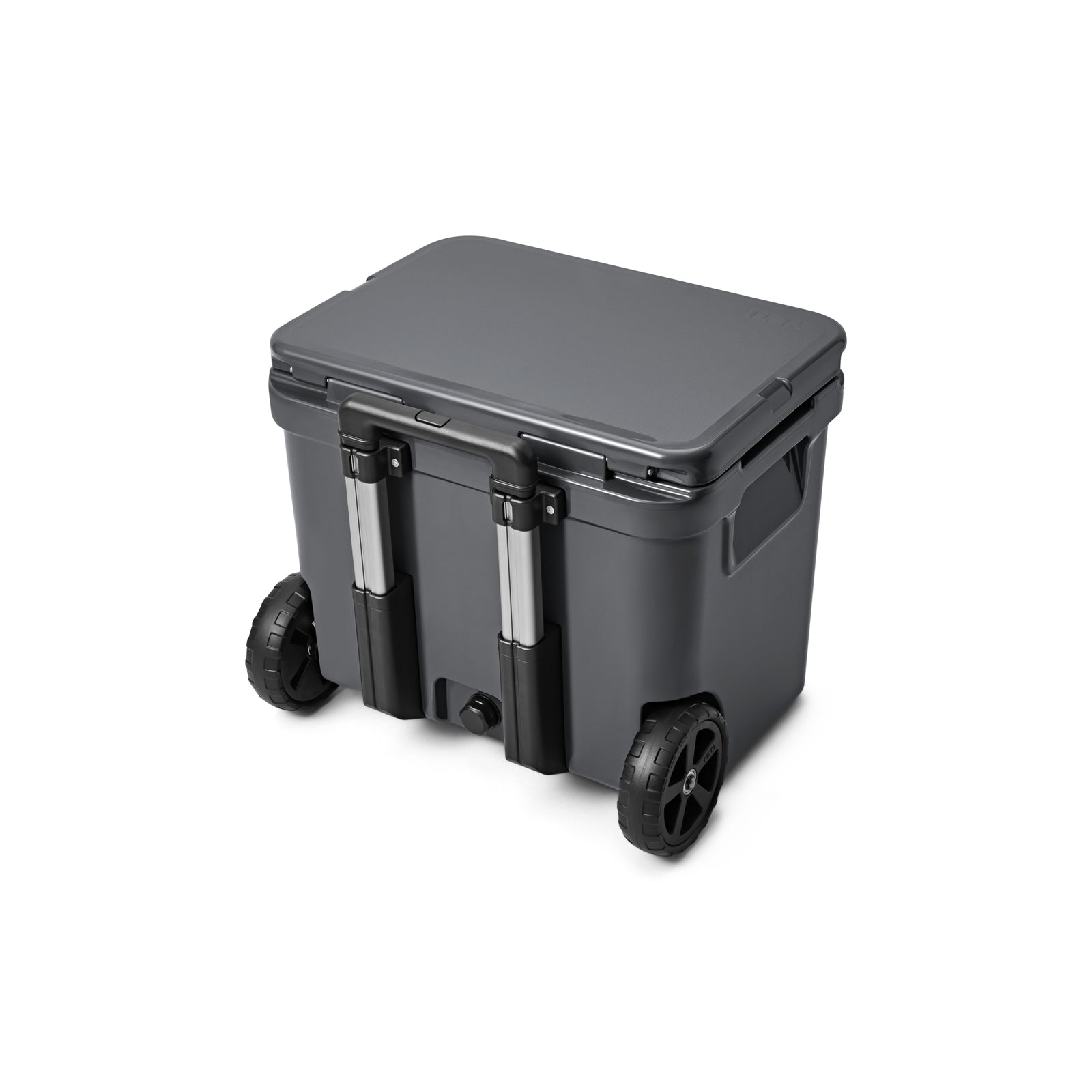 Die YETI® Kühlbox Roadie 60 - Charcoal ist eine große, dunkelgraue Kühlbox mit aufklappbarem Deckel, stabilen schwarzen Griffen und zwei großen Rädern für den einfachen Transport.