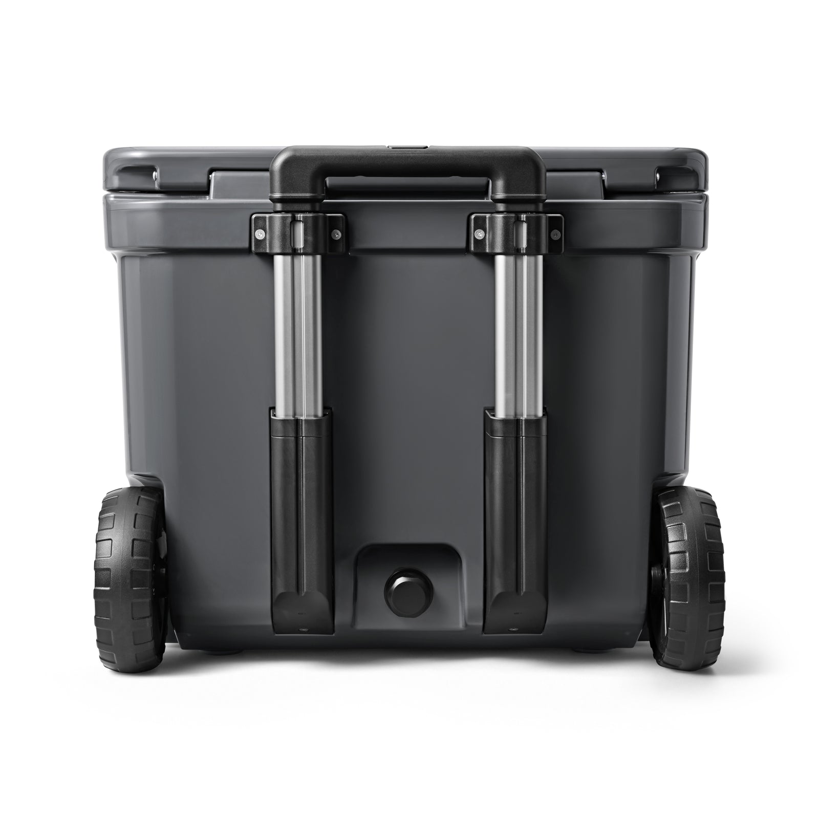 Eine YETI® Kühlbox Roadie 60 in Charcoal mit schwarzem Griff und zwei stabilen schwarzen Rädern, von hinten vor weißem Hintergrund.