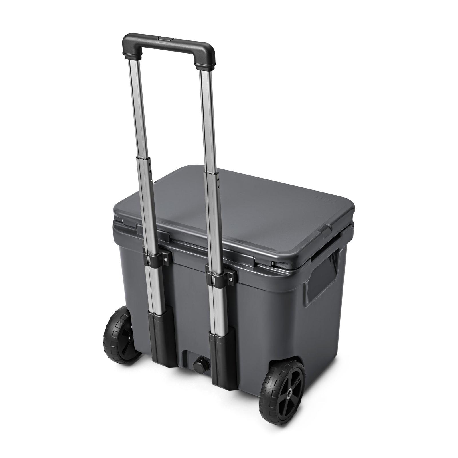 Die YETI® Kühlbox Roadie 60 - Charcoal verfügt über einen aufklappbaren Deckel, zwei schwarze Griffe, einen verlängerten Teleskopgriff und robuste schwarze Räder für einen einfachen Transport.