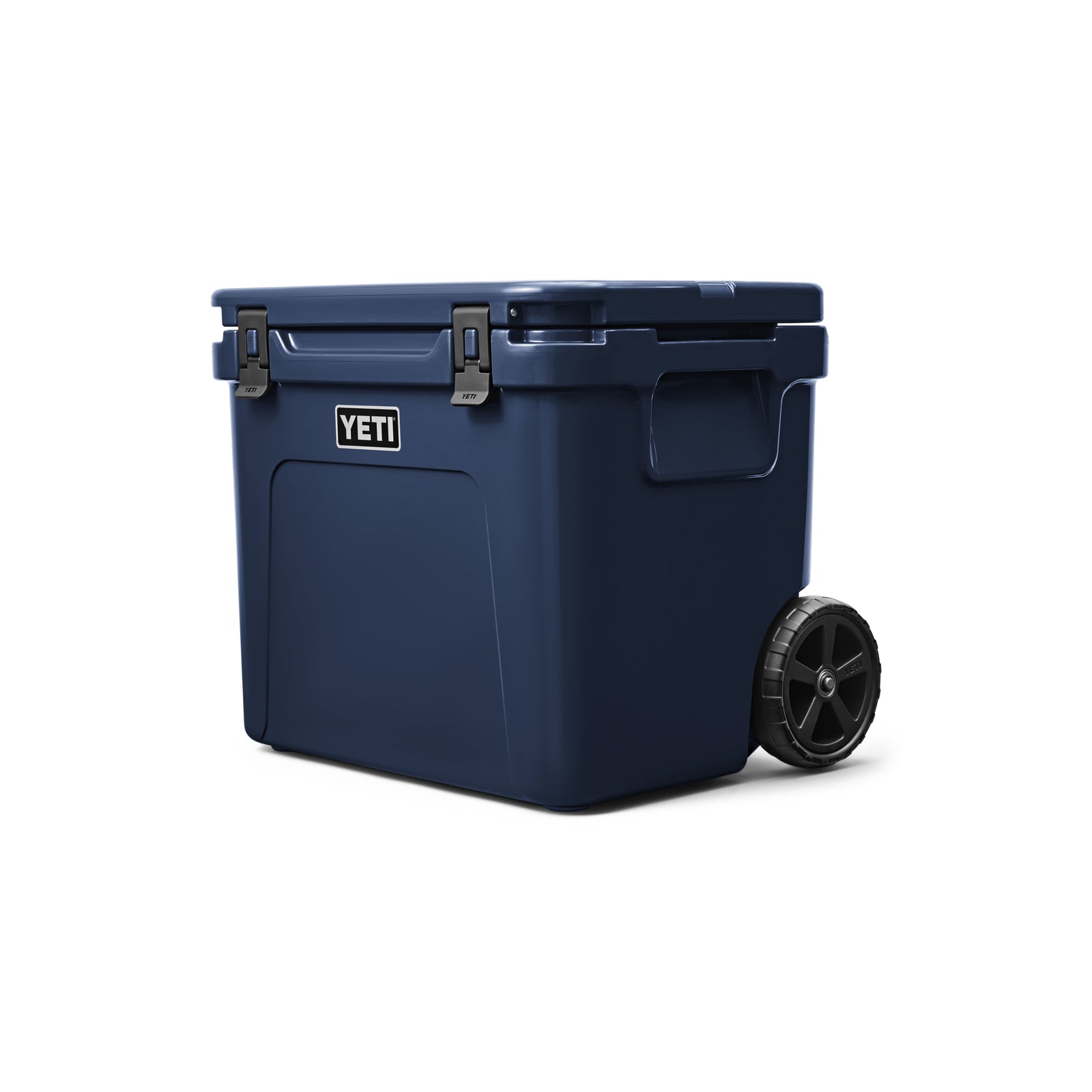 Die YETI® Kühlbox Roadie 60 in Marineblau mit schwarzem Griff, schwarzen Rädern und sicheren Verschlüssen wird vor einem weißen Hintergrund gezeigt.