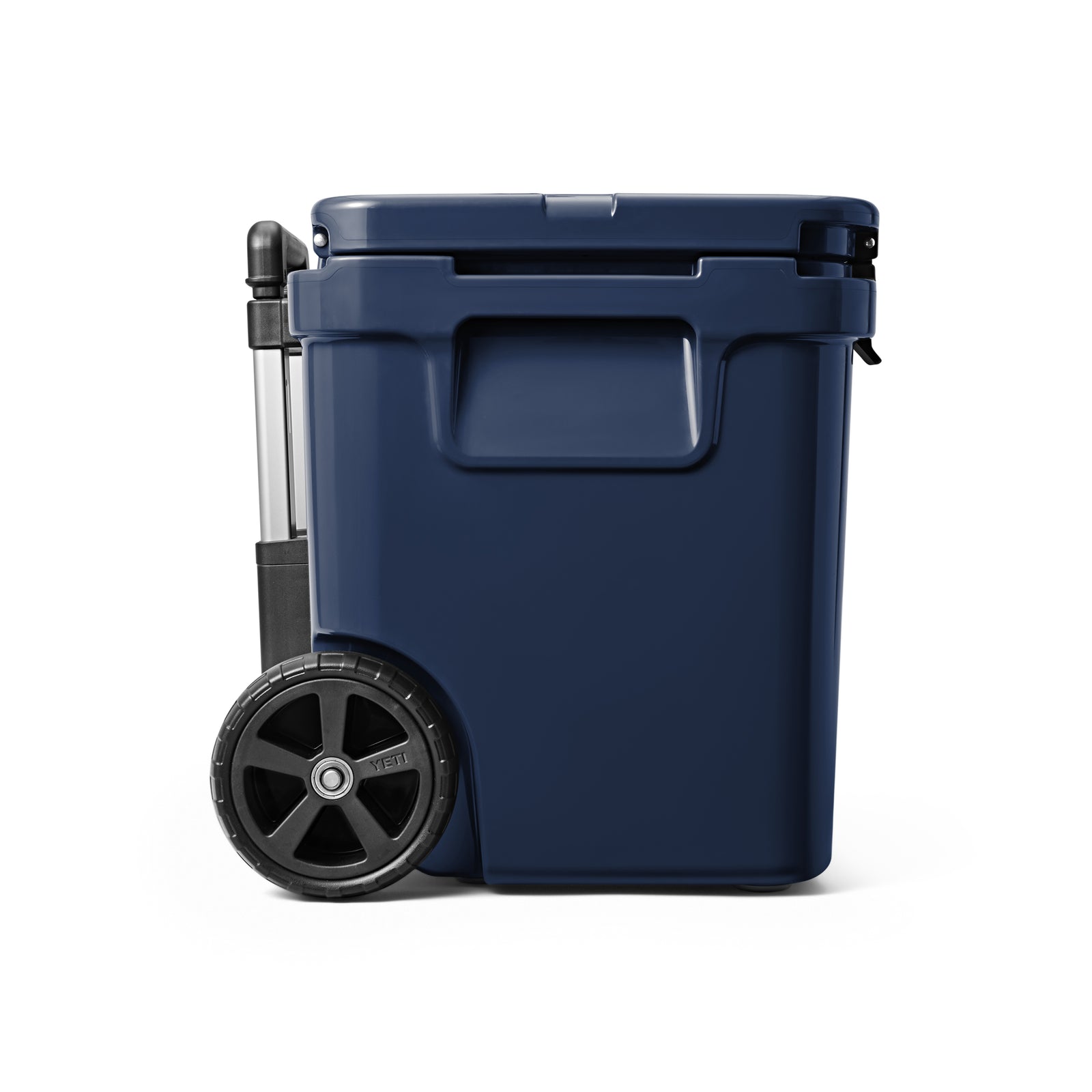 Die YETI® Kühlbox Roadie 60 in Navy mit Rädern, schwarzem Griff und Deckel ist vor einem weißen Hintergrund abgebildet.